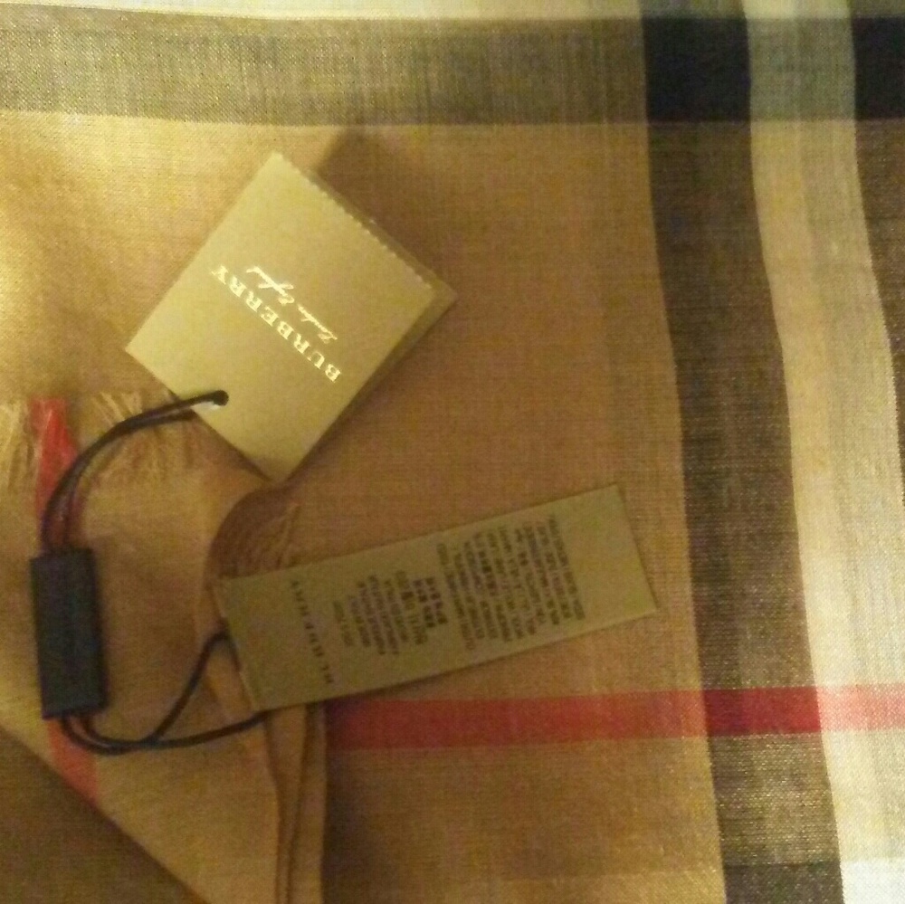 Burberry scarves - Picture 2 of 4